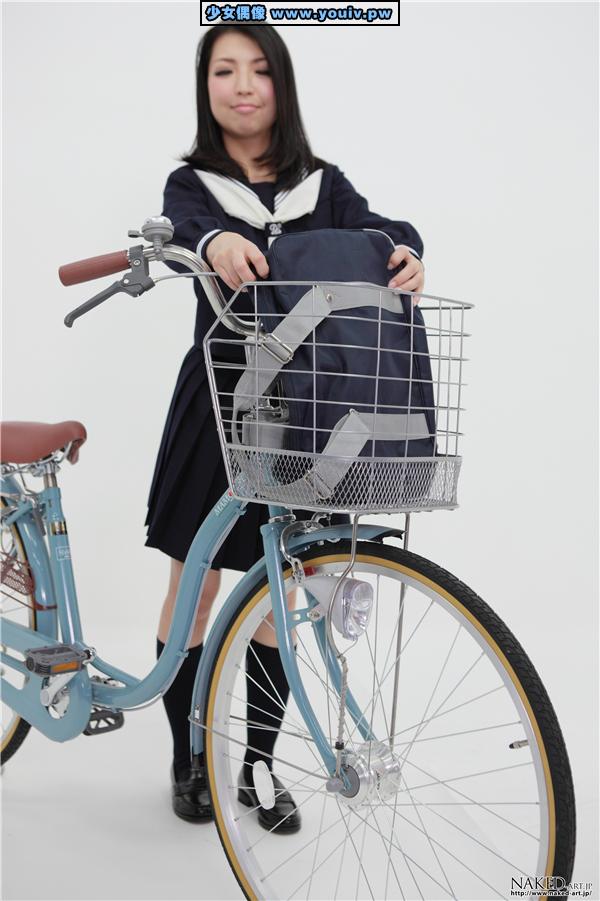NAKED-ART NO.00789 Ayaka Shintani 新谷彩夏 自転車とパンチラ